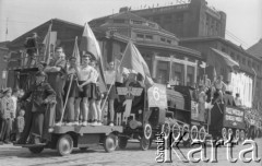 1.05.1951, Katowice, Polska.
Pochód pierwszomajowy, platforma z pociągiem, na niej młodzież z flagami, hasła: 
