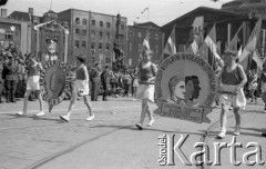 1.05.1951, Katowice, Polska.
Pochód pierwszomajowy, dzieci z planszami: 