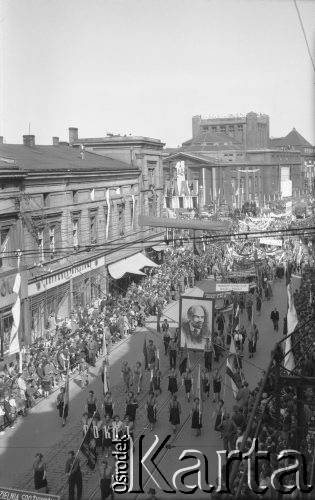 1.05.1955, Stalinogród [Katowice], Polska.
Pochód pierwszomajowy, manifestanci z flagami, portretem Lenina i hasłem 