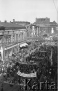 1.05.1955, Stalinogród [Katowice], Polska.
Pochód pierwszomajowy, manifestanci z transparentami: 