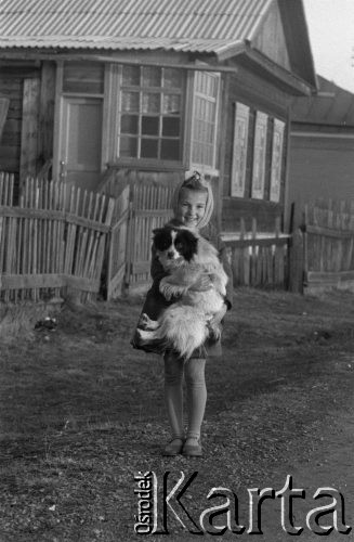 1968, Syberia, ZSRR.
Dziewczynka bawiąca się z psem.
Fot. Kazimierz Seko, zbiory Ośrodka KARTA
 
