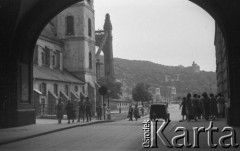 1957, Budapeszt, Węgry.
Grupa polskich turystów podczas zwiedzania Budapesztu.
Fot. Kazimierz Seko, zbiory Ośrodka KARTA.