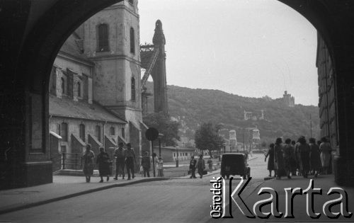 1957, Budapeszt, Węgry.
Grupa polskich turystów podczas zwiedzania Budapesztu.
Fot. Kazimierz Seko, zbiory Ośrodka KARTA.