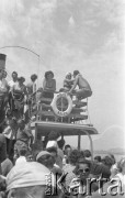1957, jezioro Balaton, Węgry.
Grupa polskich turystów podczas rejsu statkiem wycieczkowym po Balatonie.
Fot. Kazimierz Seko, zbiory Ośrodka KARTA.