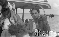 1957, jezioro Balaton, Węgry.
Mężczyzna grający na skrzypcach podczas rejsu statkiem wycieczkowym po Balatonie.
Fot. Kazimierz Seko, zbiory Ośrodka KARTA.