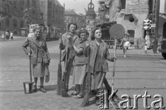 1957, Budapeszt, Węgry.
Sprzątaczki z miotłami stojące na ulicy.
Fot. Kazimierz Seko, zbiory Ośrodka KARTA