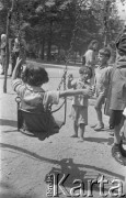 1957, Budapeszt, Węgry.
Dzieci na placu zabaw, dziewczynka na huśtawce.
Fot. Kazimierz Seko, zbiory Ośrodka KARTA