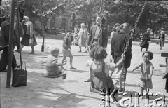 1957, Budapeszt, Węgry.
Dzieci na placu zabaw, dziewczynki na huśtawce.
Fot. Kazimierz Seko, zbiory Ośrodka KARTA