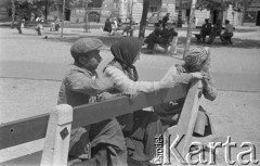 1957, Budapeszt, Węgry.
Ludzie siedzący na ławce.
Fot. Kazimierz Seko, zbiory Ośrodka KARTA
