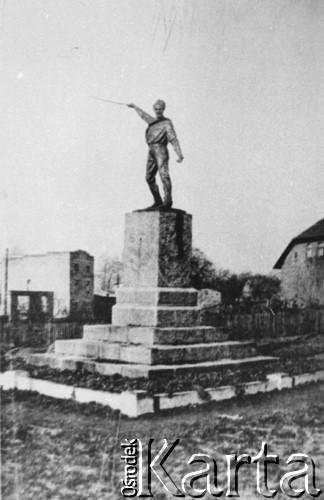 1937-1939, Tychy, Polska.
Pomnik Powstańców Śląskich zniszczony przez hitlerowców w 1943 r., w tle z prawej fragment budynku, w którym mieściła się Miejska Szkoła Ludowa.
Fot. NN, reprodukcja Kazimierz Seko, zbiory Ośrodka KARTA.