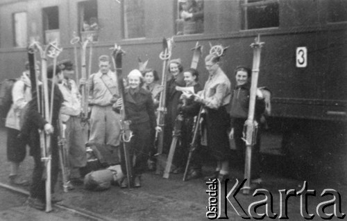 1936-1939, brak miejsca
Harcerze Kręgu Starszoharcerskiego im. Franciszka Tomanka ze Lwowa stoją z nartami na tle pociągu.
Fot. NN, reprodukcja Kazimierz Seko, zbiory Ośrodka KARTA.
