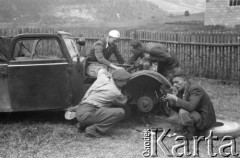 1948-1949, Bielsko-Biała okolice, Polska.
Mężczyźni naprawiający samochód na podwórku.
Fot. Kazimierz Seko, zbiory Ośrodka KARTA