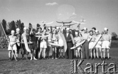 1948, Bytom, Polska.
Pokazy modeli latających, grupa chłopców z modelami samolotów.
Fot. Kazimierz Seko, zbiory Ośrodka KARTA