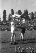 1948, Bytom, Polska.
Pokazy modeli latających, chłopiec z modelem samolotu.
Fot. Kazimierz Seko, zbiory Ośrodka KARTA