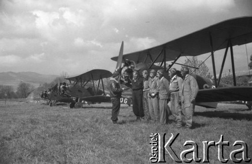 1950, brak miejsca, Polska.
Lotnisko, piloci stojący obok dwupłatowego samolotu.
Fot. Kazimierz Seko, zbiory Ośrodka KARTA
