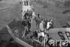 1948, Katowice, Polska.
Ogólnopolskie Zawody Modeli Latających, zawodnicy ze swoimi modelami.
Fot. Kazimierz Seko, zbiory Ośrodka KARTA