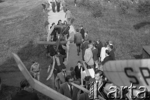 1948, Katowice, Polska.
Ogólnopolskie Zawody Modeli Latających, zawodnicy ze swoimi modelami.
Fot. Kazimierz Seko, zbiory Ośrodka KARTA
