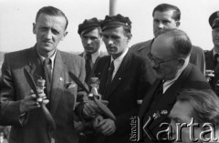 1948, Katowice, Polska.
Ogólnopolskie Zawody Modeli Latających, mężczyzna pokazujący śmigła i silniki modeli.
Fot. Kazimierz Seko, zbiory Ośrodka KARTA