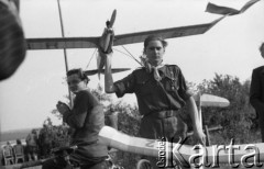 1948, Katowice, Polska.
Ogólnopolskie Zawody Modeli Latających, harcerz z dwoma modelami samolotów.
Fot. Kazimierz Seko, zbiory Ośrodka KARTA