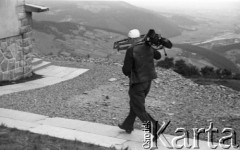Maj lub czerwiec 1949, góra Żar, Beskid Mały, Polska.
Zawody szybowcowe, mężczyzna z kamerą idący do budynku administracyjnego, w tle panorama gór.
Fot. Kazimierz Seko, zbiory Ośrodka KARTA