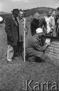 Maj 1949, góra Żar, Beskid Mały, Polska.
Zawody szybowcowe, mężczyzna piszący kredą na tablicy.
Fot. Kazimierz Seko, zbiory Ośrodka KARTA