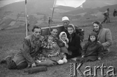 Maj 1949, góra Żar, Beskid Mały, Polska.
Publiczność zgromadzona na zawodach szybowcowych - grupa osób siedzących na trawie.
Fot. Kazimierz Seko, zbiory Ośrodka KARTA