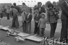 1978, Częstochowa, Polska.
Międzynarodowe Mistrzostwa Modeli Latających, publiczność oglądająca modele samolotów.
Fot. Kazimierz Seko, zbiory Ośrodka KARTA
