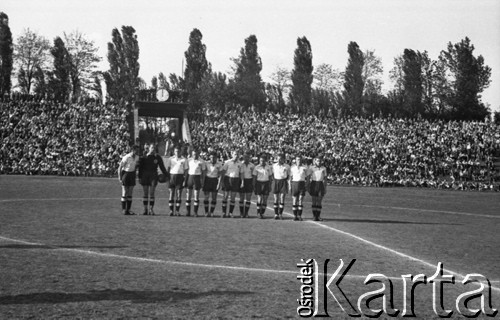 1948, brak miejsca, Śląsk, Polska.
Drużyna piłkarska na boisku przed meczem.
Fot. Kazimierz Seko, zbiory Ośrodka KARTA