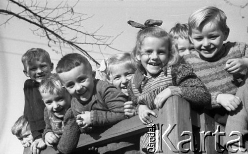 ok. 1950, Śląsk, Polska.
Grupa uśmiechniętych dzieci pozuje do fotografii.
Fot. Kazimierz Seko, zbiory Ośrodka KARTA
