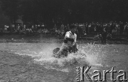 Sierpień 1950, Zakopane, Polska.
Rajd Tatrzański, zawodnik przejeżdżający przez rzekę.
Fot. Kazimierz Seko, zbiory Ośrodka KARTA
