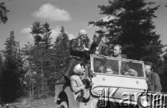 Wrzesień 1951, Zakopane, Polska.
Rajd Tatrzański. Grupa osób w samochodzie terenowym marki Willys.
Fot. Kazimierz Seko, zbiory Ośrodka KARTA
