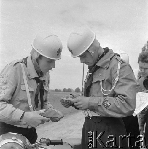 Maj 1960, Dzierżno, Polska.
3 Złaz Starszoharcerski, dwaj harcerze stoją obok motocykla.
Fot. Kazimierz Seko, zbiory Ośrodka KARTA