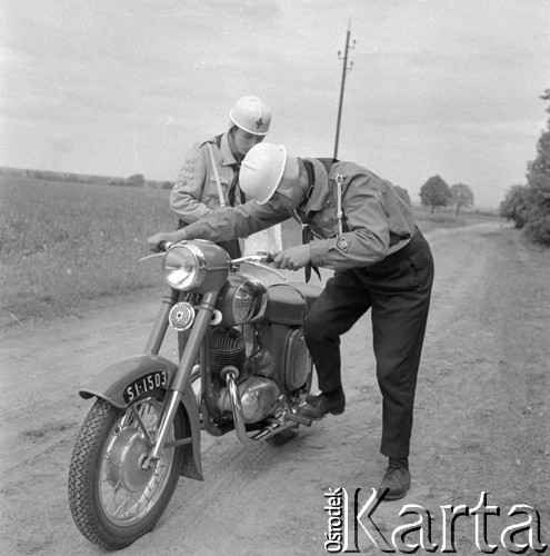 Maj 1960, Dzierżno, Polska.
3 Złaz Starszoharcerski, dwaj harcerze z motocyklem.
Fot. Kazimierz Seko, zbiory Ośrodka KARTA