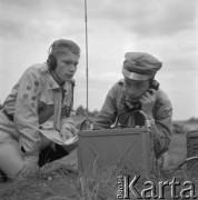 Maj 1960, Dzierżno, Polska.
3 Złaz Starszoharcerski, dwaj harcerze z radiotelefonem.
Fot. Kazimierz Seko, zbiory Ośrodka KARTA