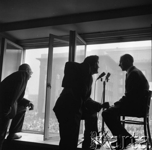 1.05.1960, Katowice, Polska.
Uroczyste obchody Święta Pracy, dwaj komentatorzy przy mikrofonie ustawionym w oknie budynku.
Fot. Kazimierz Seko, zbiory Ośrodka KARTA
