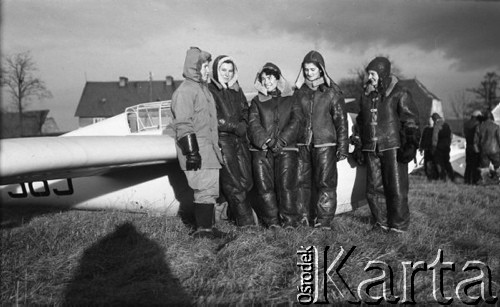 lata 60-te, Śląsk, Polska.
Kobiety w kombinezonach lotniczych stojące obok szybowca.
Fot. Kazimierz Seko, zbiory Ośrodka KARTA