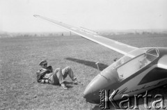 lata 60-te, Bielsko-Biała, Polska.
Mężczyzna leżący na trawie obok szybowca 