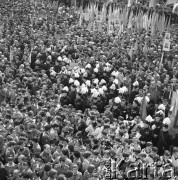 1.05.1968, Katowice, Polska.
Uroczyste obchody Święta Pracy, tłum zgromadzony na wiecu, w środku stoi grupa górników w galowych strojach.
Fot. Kazimierz Seko, zbiory Ośrodka KARTA
