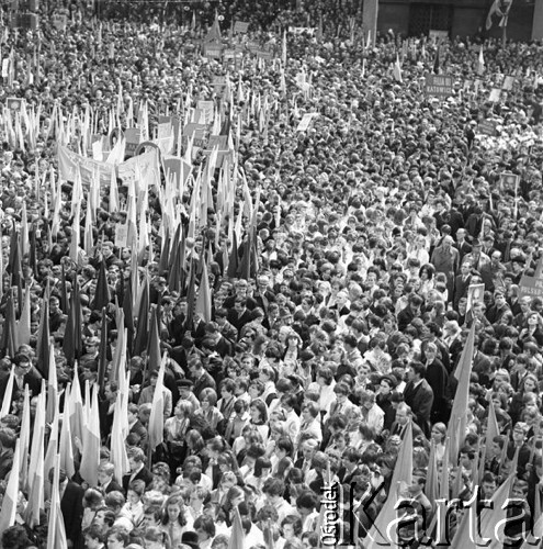 1.05.1968, Katowice, Polska.
Uroczyste obchody Święta Pracy, tłum z biało-czerwonymi flagami zgromadzony na wiecu
Fot. Kazimierz Seko, zbiory Ośrodka KARTA
