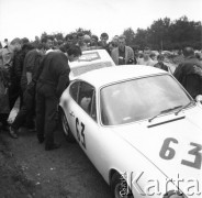 Sierpień 1968, woj. Katowice, Polska.
XXVIII Rajd Polski, młodzi mężczyźni oglądający samochód z numerem 