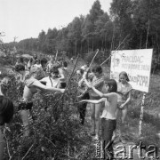 Sierpień 1968, Goląszka, pow. Będzin, Polska.
Harcerki z Cieszyna pracujące przy budowie szosy E-16, z prawej hasło: 