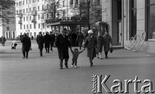 1968, Mińsk, Białoruska SRR, ZSRR.
Przechodnie na ulicy, w tle kiosk z gazetami.
Fot. Kazimierz Seko, zbiory Ośrodka KARTA