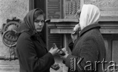 1968, Mińsk, Białoruska SRR, ZSRR.
Dwie dziewczyny w chustkach jedzące bułki na ulicy.
Fot. Kazimierz Seko, zbiory Ośrodka KARTA
