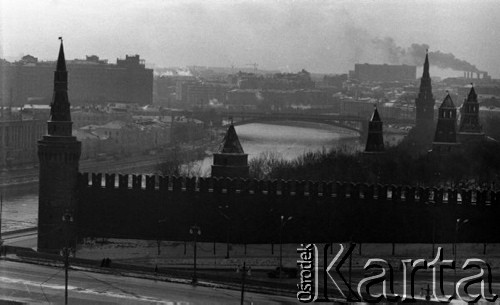 1968, Moskwa, ZSRR.
Fragment murów Kremla i rzeka Moskwa, w tle dymiące kominy fabryczne.
Fot. Kazimierz Seko, zbiory Ośrodka KARTA
