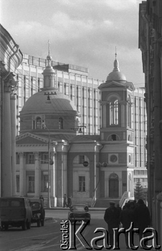 1968, Moskwa, ZSRR.
Fragment miasta, zabytkowa cerkiew na tle nowoczesnego budynku.
Fot. Kazimierz Seko, zbiory Ośrodka KARTA
