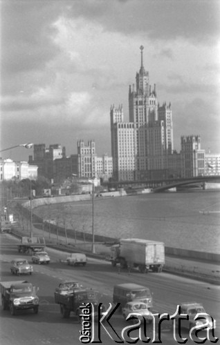 1968, Moskwa, ZSRR.
Fragment miasta, ulica nad rzeką Moskwą, w tle wieżowiec mieszkalny 