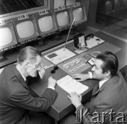 1969, Katowice, Polska.
Dyrygent i pedagog muzyczny Bohdan Wodiczko (siedzi z lewej) w reżyserce studia telewizyjnego.
Fot. Kazimierz Seko, zbiory Ośrodka KARTA