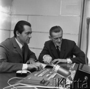 1969, Katowice, Polska.
Dyrygent i pedagog muzyczny Bohdan Wodiczko (siedzi z prawej) w reżyserce studia telewizyjnego.
Fot. Kazimierz Seko, zbiory Ośrodka KARTA