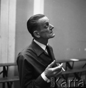 1969, Katowice, Polska.
Dyrygent i pedagog muzyczny Bohdan Wodiczko, portret z papierosem.
Fot. Kazimierz Seko, zbiory Ośrodka KARTA