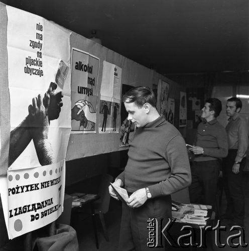 1969, Katowice, Polska.
Wystawa antyalkoholowa w hotelu robotniczym dla pracowników budowlanych, plakaty: 